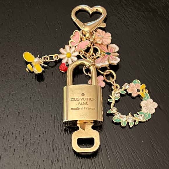 Louis Vuitton Lock & Key Set #323 with a Floral & Bee Charm Keychain/ Bag Charm - Picture 2 of 5